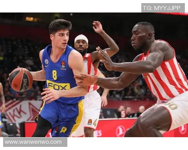 篮球巨星与足球传奇的跨界对决 谁能在球场上笑到最后