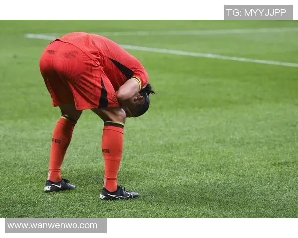 足球巨星蹲地泪洒赛场一刻 伤痛与坚持的交织展示人性最真实的一面